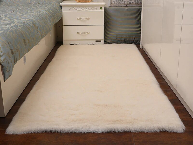 Белый ковер в спальне
